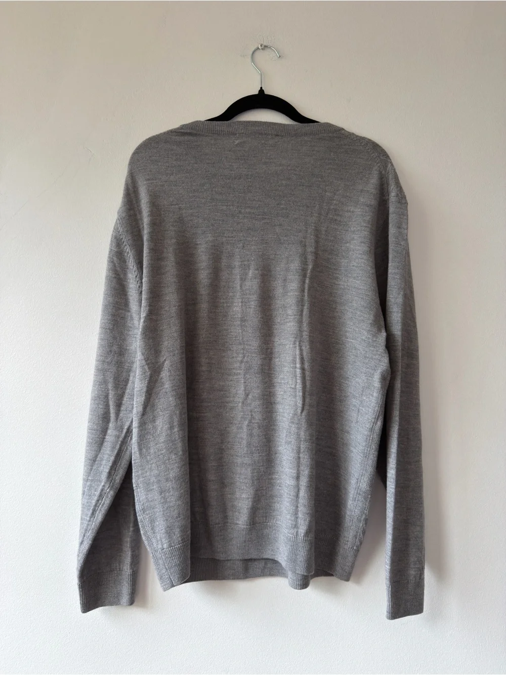 Turnbury Light Gray V-Neck Cable Knit Sweater 100% Extra Fine Wool‎